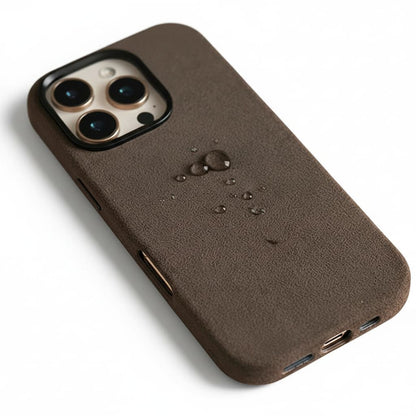 Pixxelcase® Alcantara-Leder iPhone-Hülle für 13–16 Pro Max | DUNKELBRAUN