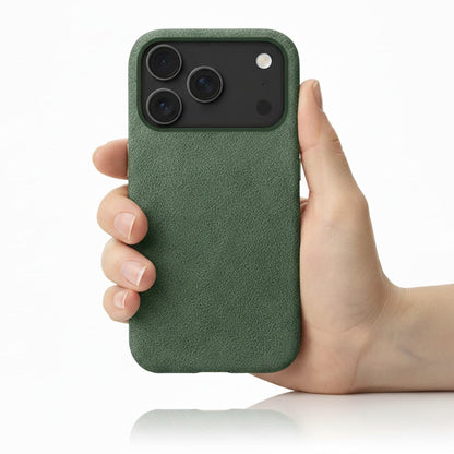 Pixxelcase® Alcantara Lederhülle für iPhone 17–17 Air | WALD GRÜN